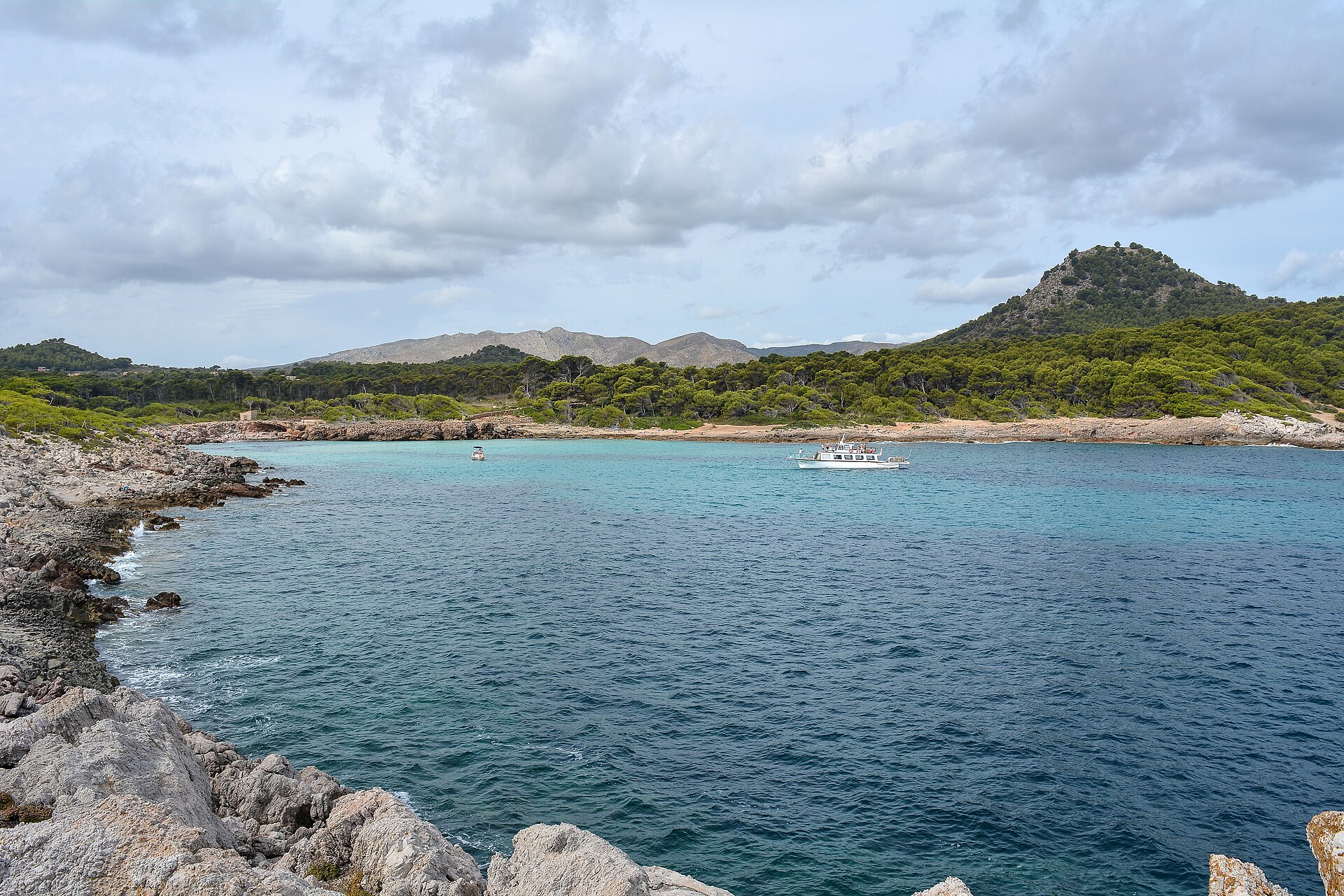 Cala Moltó rodeada de costa rocosa en Capdepera