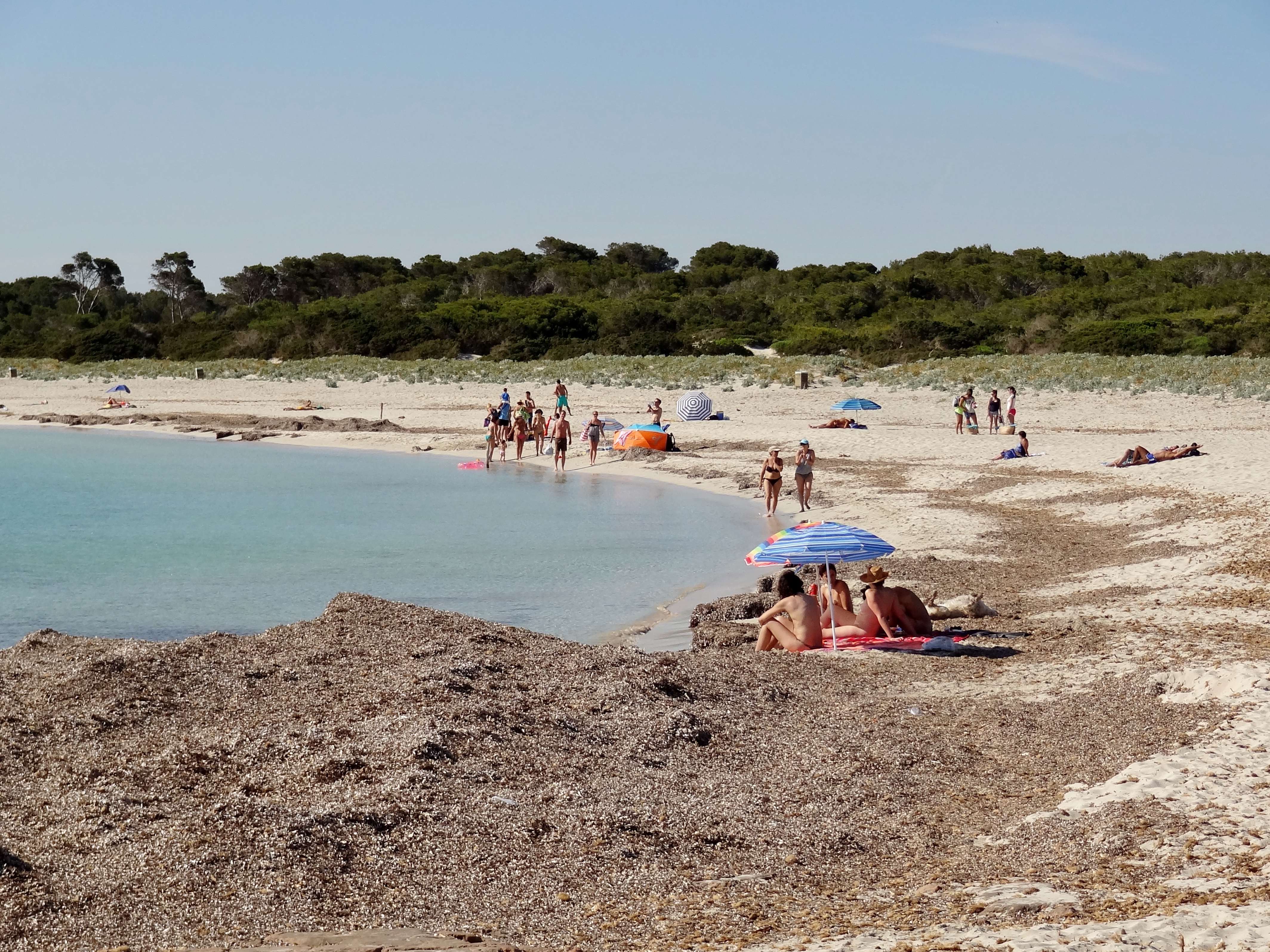 Arena y costa de la playa de Es Caragol